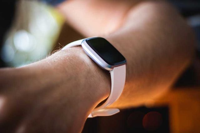 amazfit bip fitbit versa